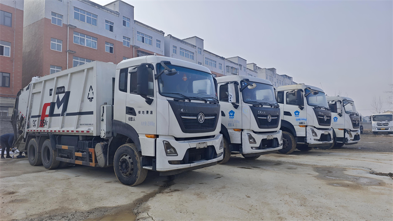 又有4台同款25吨福龙马压缩垃圾车已到场